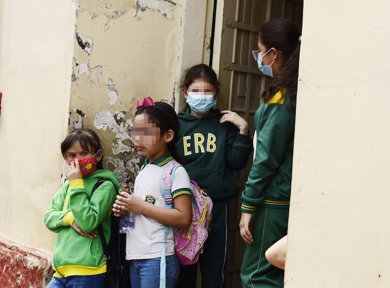 Niñas de la escuela República del Brasil, ubicada en el microcentro de Asunción, asisten a clases utilizando tapabocas.