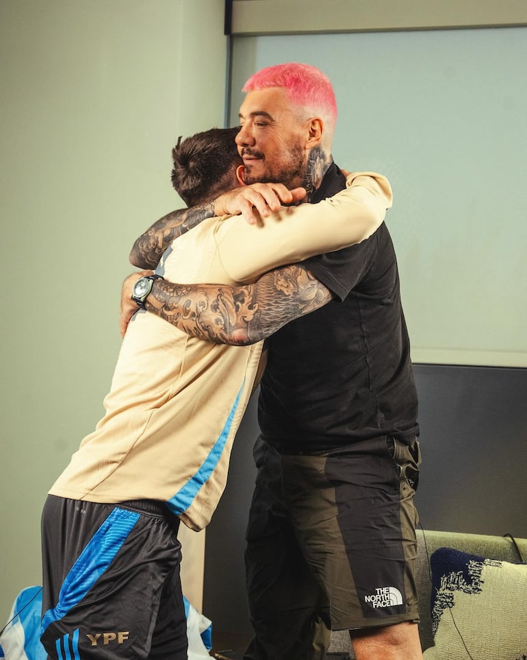 Messi y Tinelli dándose un fuerte abrazo en Miami. (Instagram/Marcelo Tinelli)