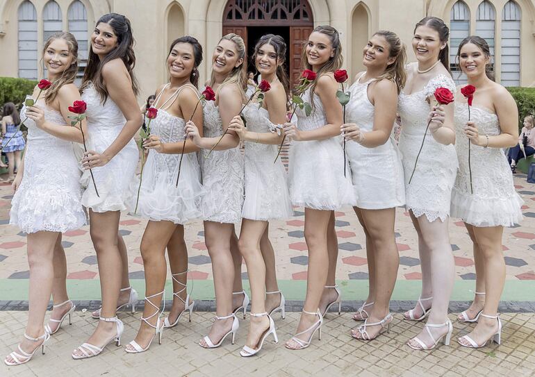 Las chicas de blanco en un día muy especial.