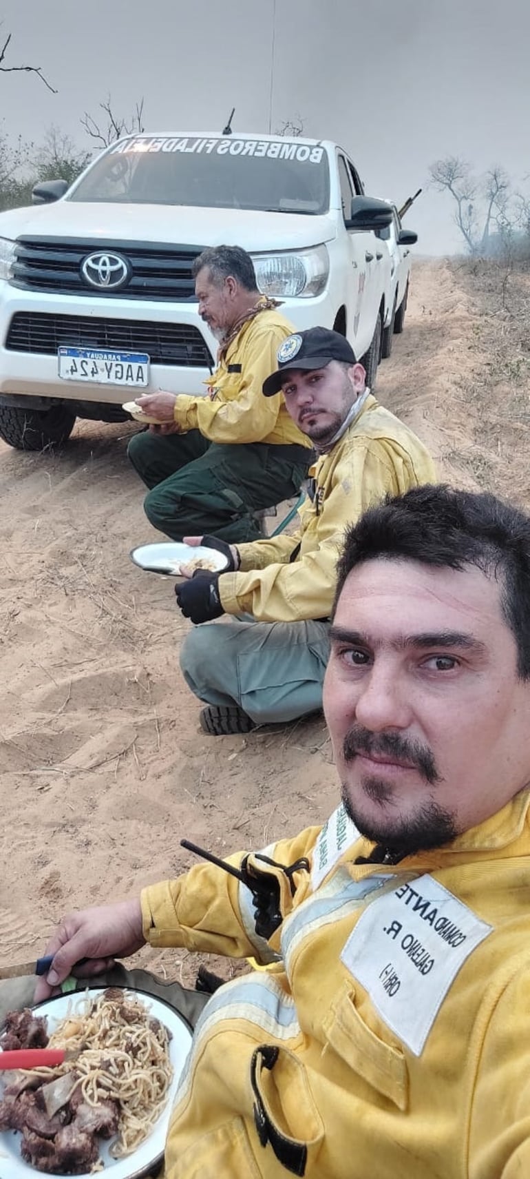 Cualquier lugar era confortable para retomar energía, tras los arduos días de combate al fuego.