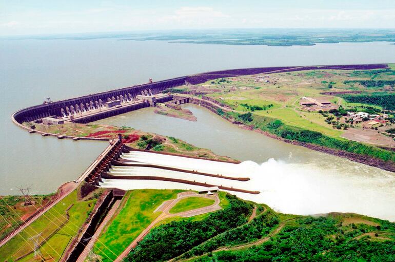 Itaipú, aguas que hacen ruido, aguas que suenan (Archivo ABC Color)