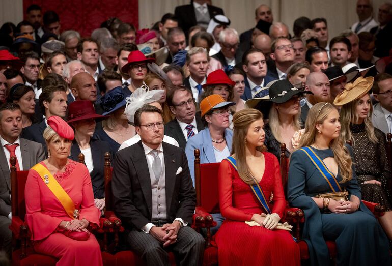 La princesa holandesa Laurentien, el príncipe Constantijn, la princesa Alexia y la princesa Amalia escuchan el discurso desde el trono ante los miembros del Senado y la Cámara de Representantes holandeses en el Teatro Real durante la celebración del Prinsjesdag en La Haya, Países Bajos. (EFE/EPA/SEM VAN DER WAL)
