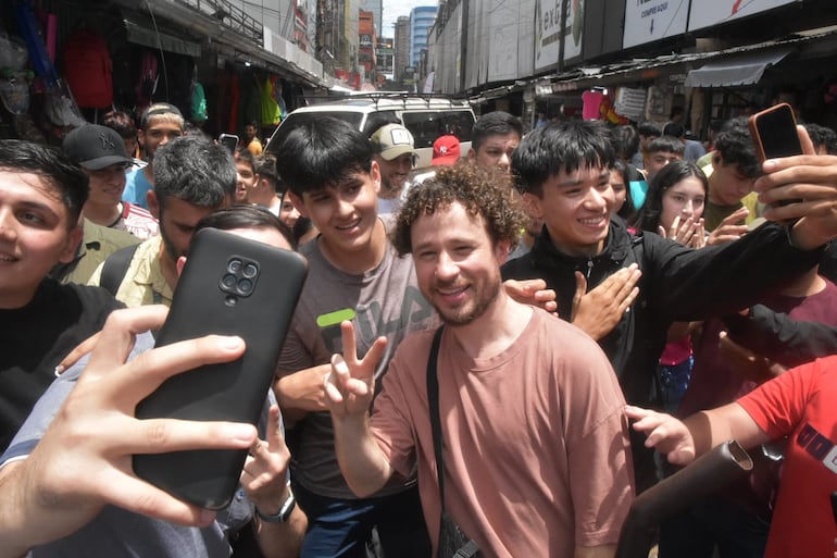 Luisito Comunica fue rodeada por personas durante su recorrido en Ciudad del Este.