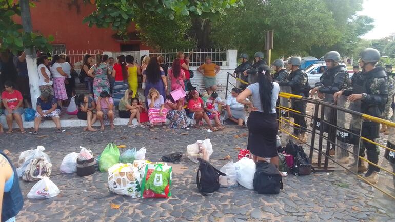 Familiares de presos en Tacumbú aguardan para la primera visita este viernes, luego de la operación Veneratio.