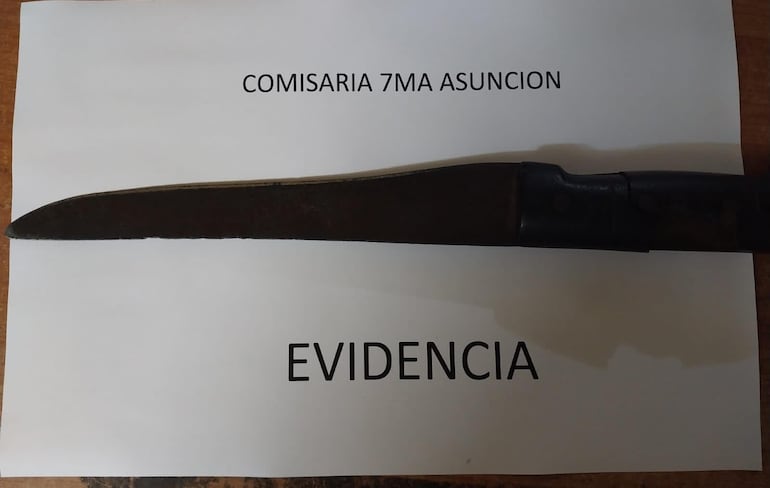 Puñal incautado en poder de un hombre que atacó dos locales de Biggie en menos de dos horas.