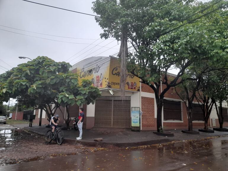 El local comercial asaltado por los motochorros en el kilómetro 8 Acaray.