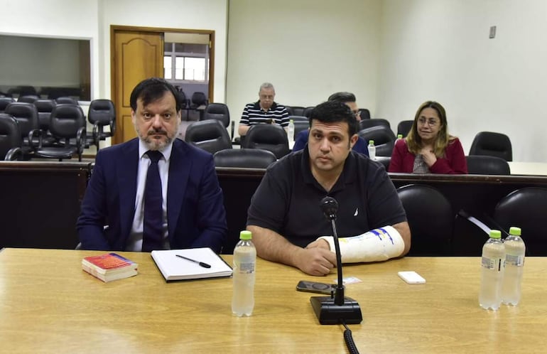 Óscar Rubén González Chaves, ex concejal de Luque por el Partido Colorado; y el Abg. Claudio Lovera, en la sala de juicios.