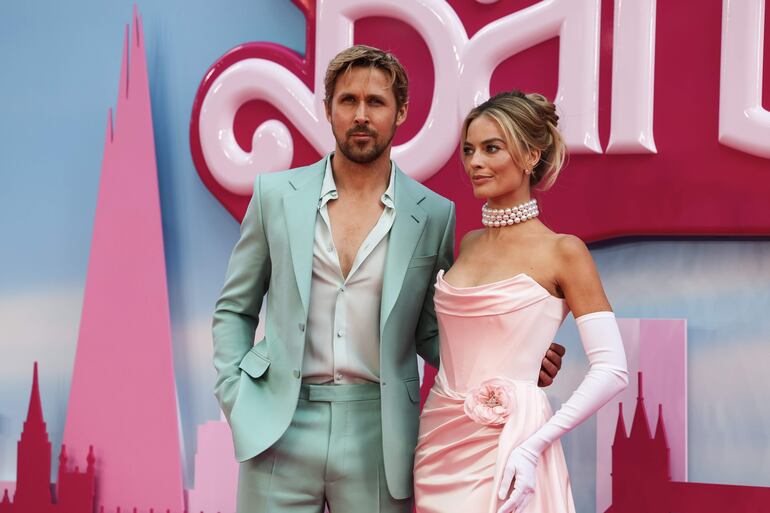 El actor canadiense Ryan Gosling (L) y la actriz australiana Margot Robbie posan en la alfombra rosa del estreno europeo de 'Barbie' en el centro de Londres, Gran Bretaña, el 12 de julio de 2023.