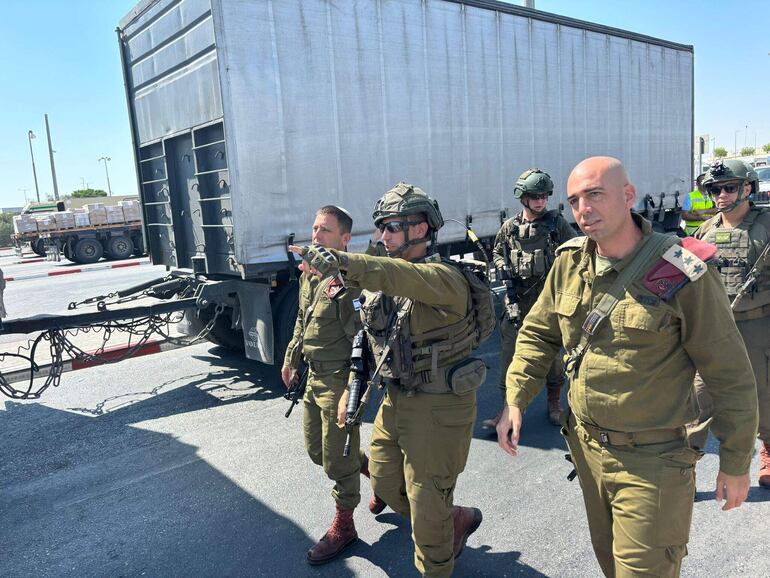 El comandante de la Brigada del Valle del Jordán y otros comandantes, durante una evaluación de la situación en el lugar donde un hombre que conducía un camión abrió fuego este domingo cuando cruzaba desde Jordania hacia Cisjordania, en el paso fronterizo de Allenby, causando la muerte de tres civiles israelíes, informaron autoridades que mataron al atacante en el lugar de los hechos.