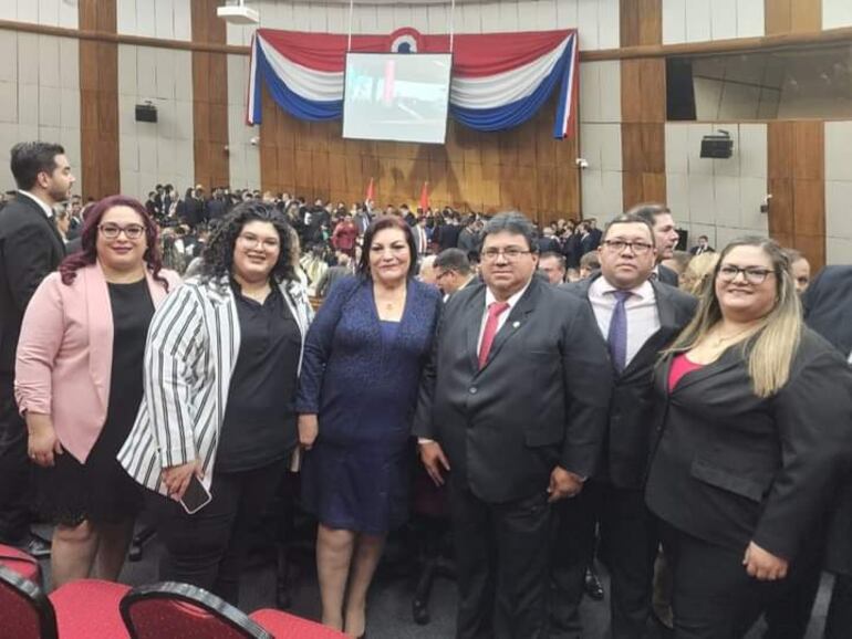 Susan Raquel Busto Fretes, Silvana Jazmín Busto Adorno, Silvana Fretes, Domingo Adorno, Christian Gustavo González y Liliana Busto Fretes, todos con sueldos del Estado.