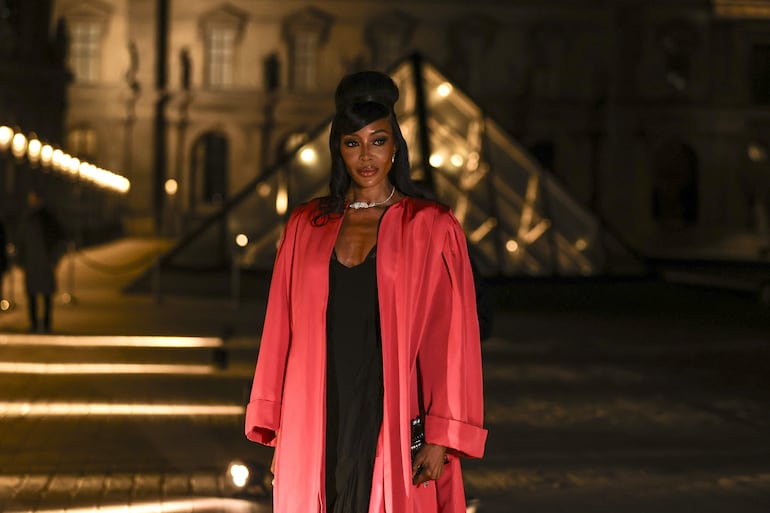 La modelo británica Naomi Campbell llegando a 'Le Grand Diner du Louvre' en el Louvre Museum de París. (EFE/EPA/TERESA SUAREZ)
