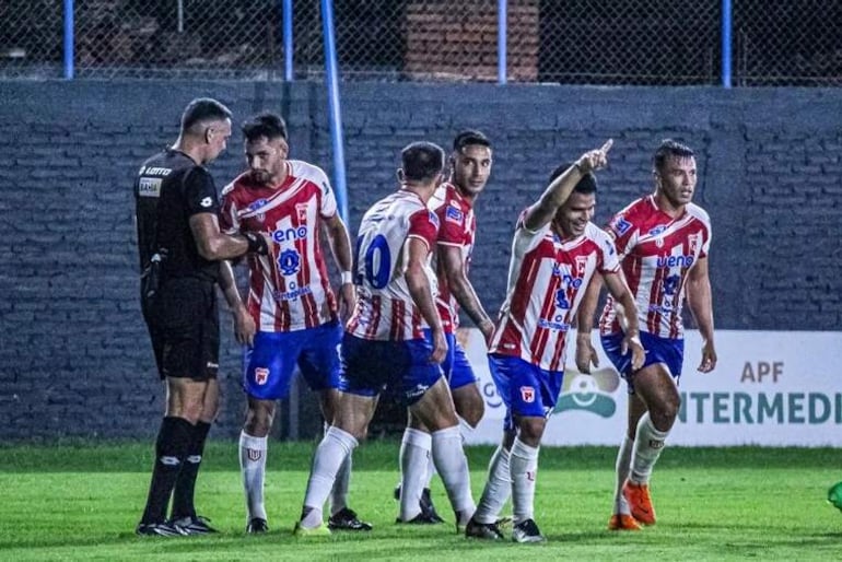 El extremo Iván Salcedo celebra con el dedo índice arriba el gol que representó el empate parcial. (Foto: @APF)