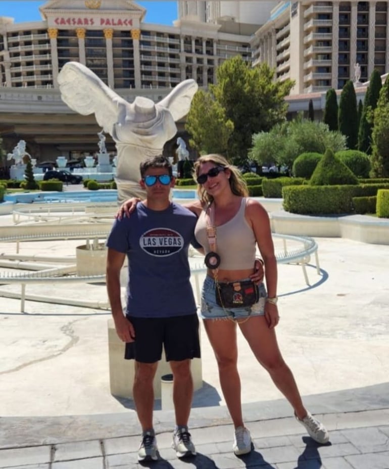 Gaby Mena y Christian Machuca con el Caesars Palace de fondo. (Instagram/Gabriela Mena)