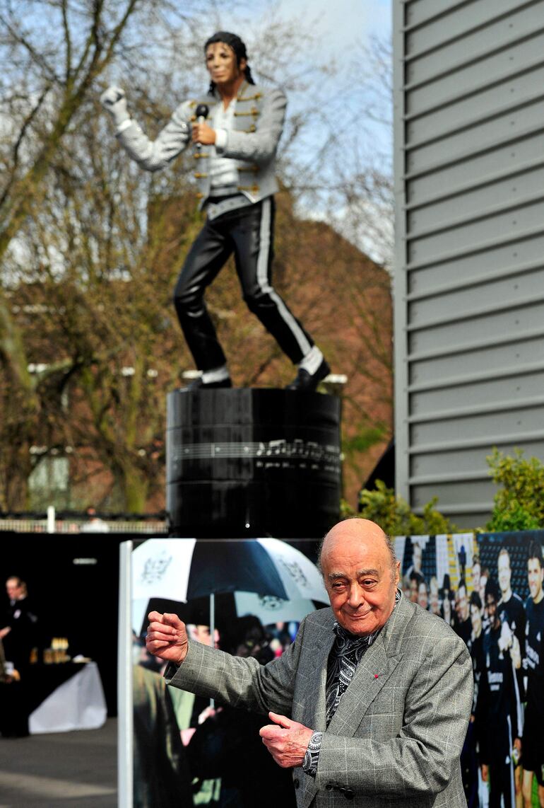 Mohamed Al Fayed en una foto de archivo revelando una estatua de su amigo Michael Jackson.