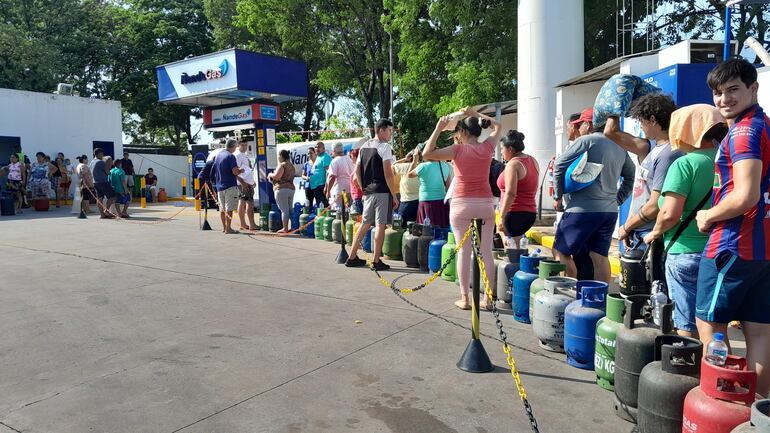 Vergonzosa humillación y exposición al peligro a ciudadanos por parte de Petropar con la recarga gratuita de garrafas.