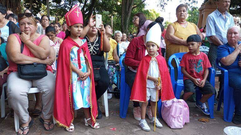 Muchos niños y adultos fueron vestidos con el atuendo de San Blas.