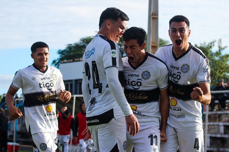 Grito de gol de César Alonso en medio de Iván Maciel y Matías Cano. (Foto: APF)