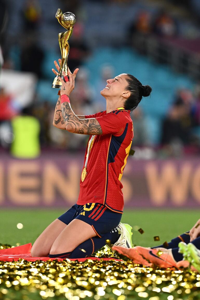 La futbolista Jennifer Hermoso celebra el haber ganado la Copa Mundial de Fútbol 2023.