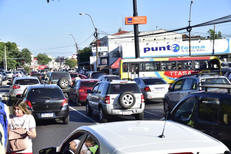 Estudiantes del CNC bloquean el tránsito en Eusebio Ayala y ocasionan un gran embotellamiento a la entrada y salida del centro de Asunción.