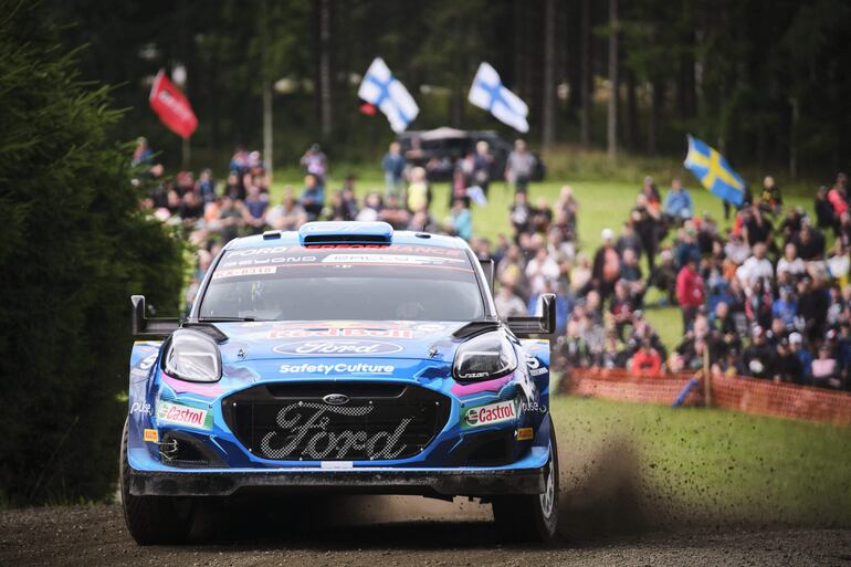 El piloto estonio Ott Tänak y su copiloto Martin Jarveoja, lideran el Rally de Finlandia a bordo del Ford Puma Rally1. 