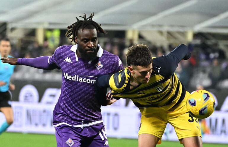 Florence (Italy), 06/12/2023.- Fiorentina's foward M'Bala Nzola (L) in action against Parma's defender Alessandro Circati (R) during the Coppa Italia soccer match between ACF Fiorentina and Parma Calcio, in Florence, Italy, 06 December 2023. (Italia, Florencia) EFE/EPA/CLAUDIO GIOVANNINI
