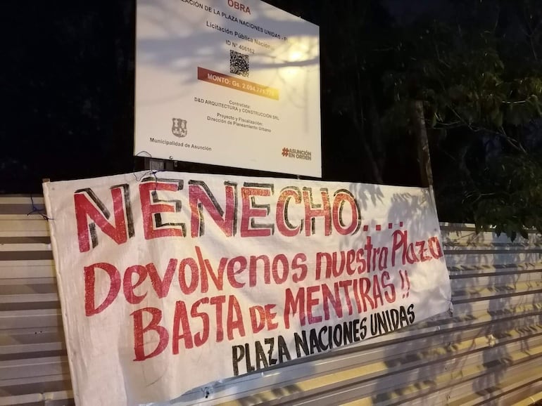 "Nenecho, devolvenos nuestra plaza. Basta de mentiras", dice el pasacalles que los vecinos colocaron en el cerco de metal de la Plaza Naciones Unidas, obra con casi dos años de atraso.