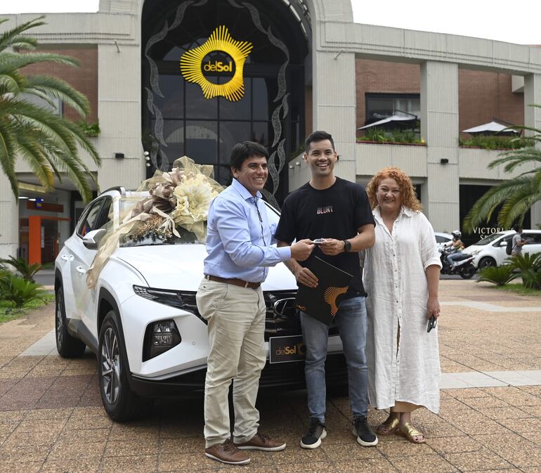 Gustavo Piris, gerente general de delSol, Luis Argaña, ganador de una Hyundai All New Tucson 0km, y Carolina Lenguaza, gerente de marketing de delSol.