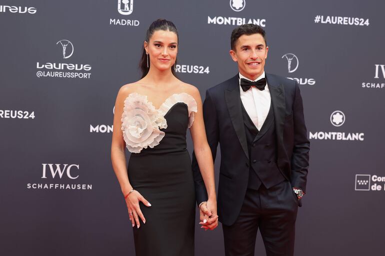 El piloto español Marc Márquez y su acompañante a su llegada a la gala de entrega de los Premios Laureus este lunes en el Palacio Cibeles de Madrid. (EFE/ Kiko Huesca)
