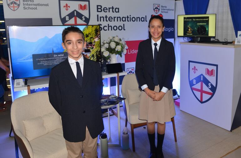 Los estudiantes de Bertha International School: Yadhiel González y Ana Paula Benítez.