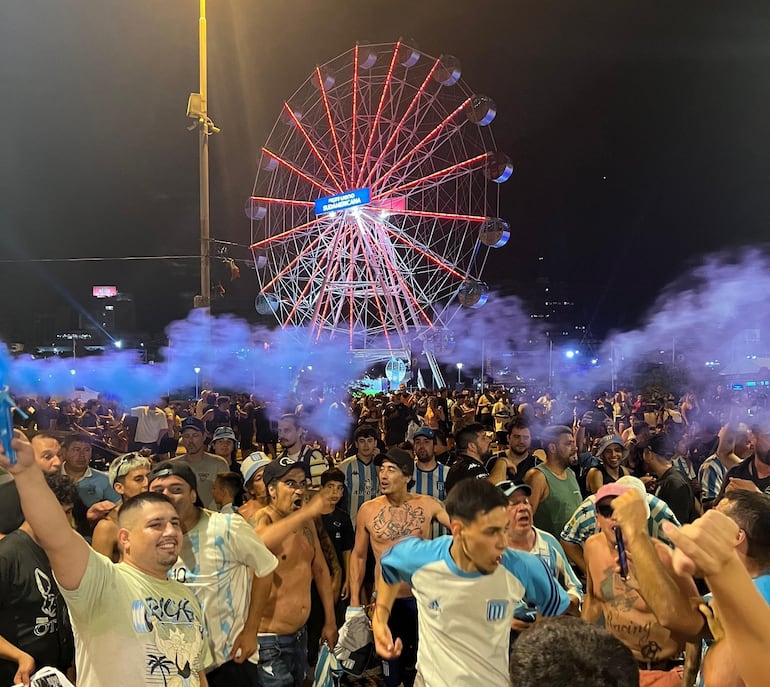 Hinchas de Racing llenando la Costanera de Asunción en la ante sala de la final de la Copa Sudamericana.