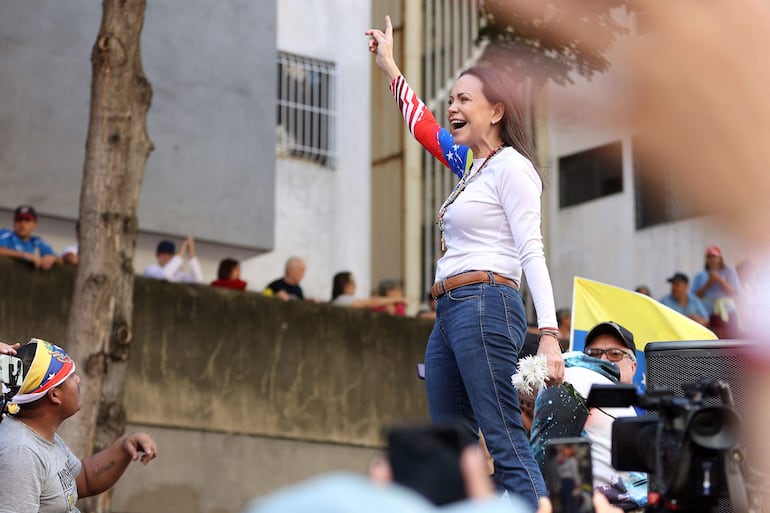 Maria Corina Machado salió a la luz pública por primera vez en meses este jueves.