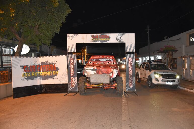 Nelson y Moisés Rolón, con la Mitsubishi Montero del Team Sonic Py, durante la ceremonia de largada anoche.