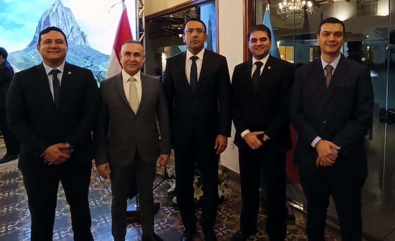 Diputado Juan Manuel Añazco, presidente de la Comisión de Relaciones Exteriores; Yavuz Kül, embajador de Türkiye; Ramzi Teymurov, embajador de Azerbaiyán; Freddy Franco, diputado, y Óscar Brelles Mariño, cónsul de Azerbaiyán en Paraguay.