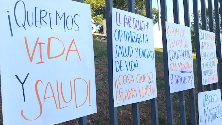 Queremos vida y salud, expresa uno de los carteles colgados por las rejas del Ministerio de Salud. Familiares de pacientes con diabetes, se manifestaron esta mañana.