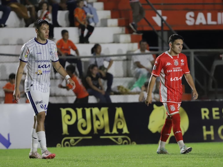 Fernando Díaz (i), jugador de Sol de América, en el partido frente a General Caballero de Juan León Mallorquín por la fecha 14 del torneo Clausura 2024 del fútbol paraguayo en el estadio Ka'arendy, en Juan León Mallorquín, Paraguay.