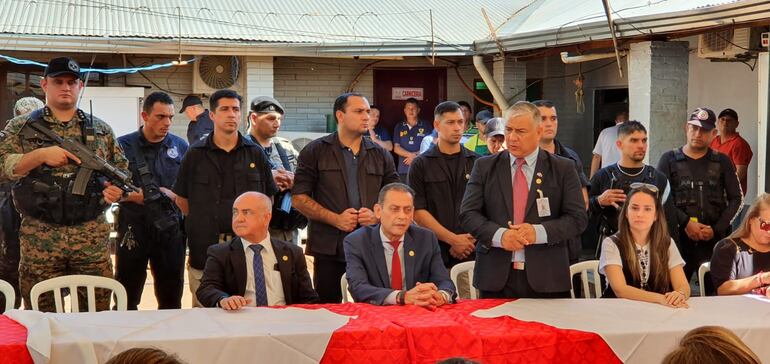 El ministro Ángel Barchini (centro) durante una de sus actividades en el Este, junto con Benjamín Ozuna (parado) director de la Penitenciaría Regional de Ciudad del Este.