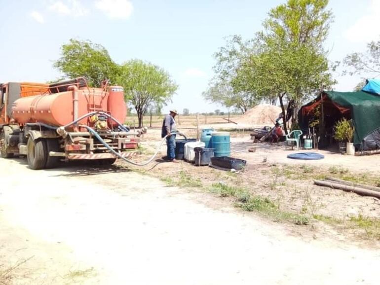 Camión cisterna del MOPC realizando acarreo de agua a familias afectadas por la sequía en el distrito de Fuerte Olimpo.