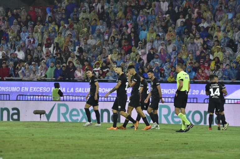 El argentino Lucas Pratto fue autor del primer gol de Olimpia en el superclásico del fútbol paraguayo contra Cerro Porteño en La Nueva Olla por la fecha 17 del torneo Apertura 2024.