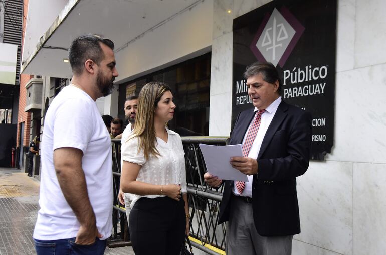 Miembros del gremio de comerciantes Asicpace, frente a la Fiscalía de Delítos Economicos, el lunes último, antes de la presentación de la denuncia de supuesta corrupcion en el Senave, con la entrega de autorizaciones de importación de tomate.