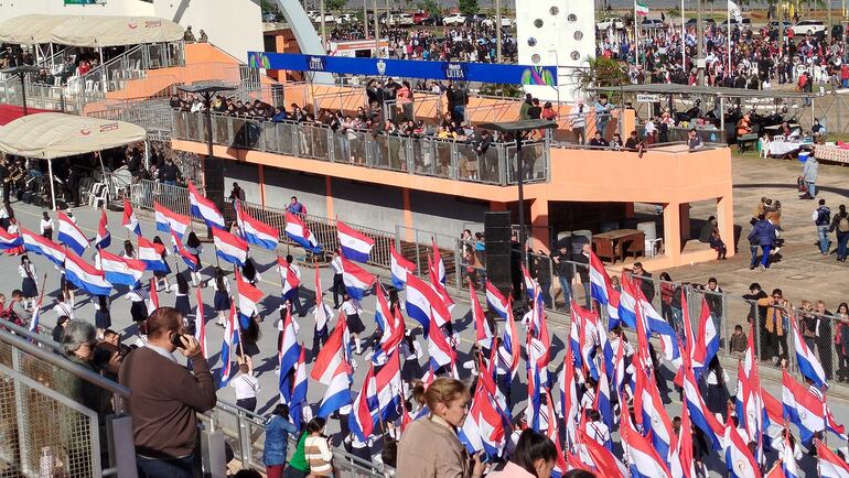 Desfile patrio en Encarnación