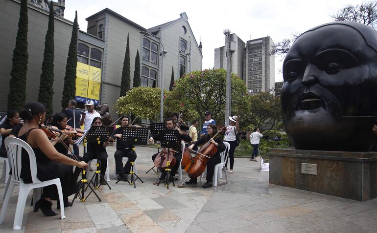 La escuela de música del barrio Boston toca durante un homenaje al maestro Fernando Botero, tras su fallecimiento. Fue en la Plaza Botero, en Medellín (Colombia).