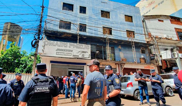 Agentes de la Policía Nacional en las inmediaciones del lugar del robo, el martes en Ciudad del Este.