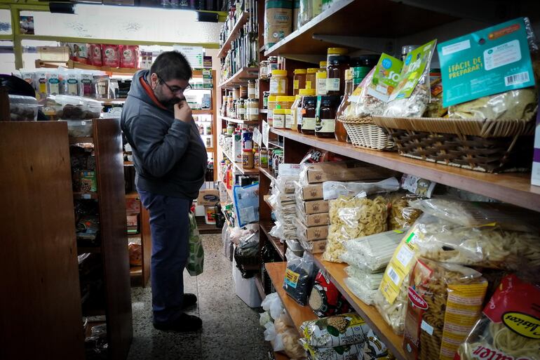 Un hombre observa los precios de los alimentos en un mercado este miércoles, día en el que se conoce el nuevo indicie de inflación correspondiente al mes de septiembre en Buenos Aires (Argentina). Los precios al consumidor en Argentina aumentaron en septiembre pasado un 53,5 % respecto al mismo mes del año pasado, informó el Instituto Nacional de Estadística y Censos (Indec).