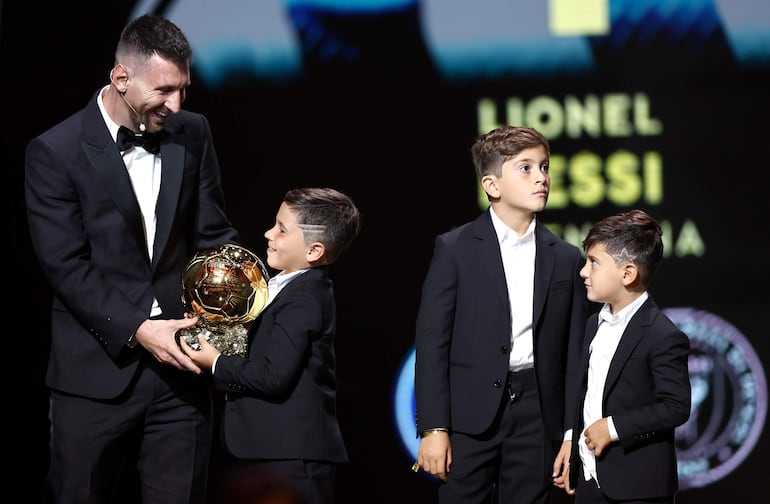 Lionel Messi comparte su felicidad con sus hijos en el Theatre du Chatelet en Paris, Francia.