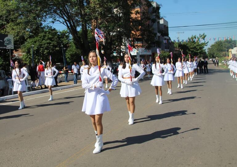 Los estudiantes vistieron sus mejores galas para celebrar con un desfile los 89 años de la firma de la Paz del Chaco y 213 años de la independencia del Paraguay.