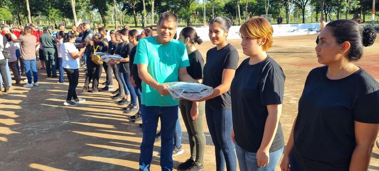 Uno de los padres de familia orgulloso entregando el uniforme a su hija que estará formando parte del Cimefor.