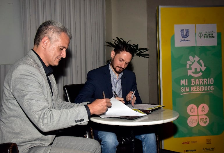 Representantes de la Fundación Moisés Bertoni y Unilever durante la firma de convenio para la campaña “Mi barrio sin residuos”.