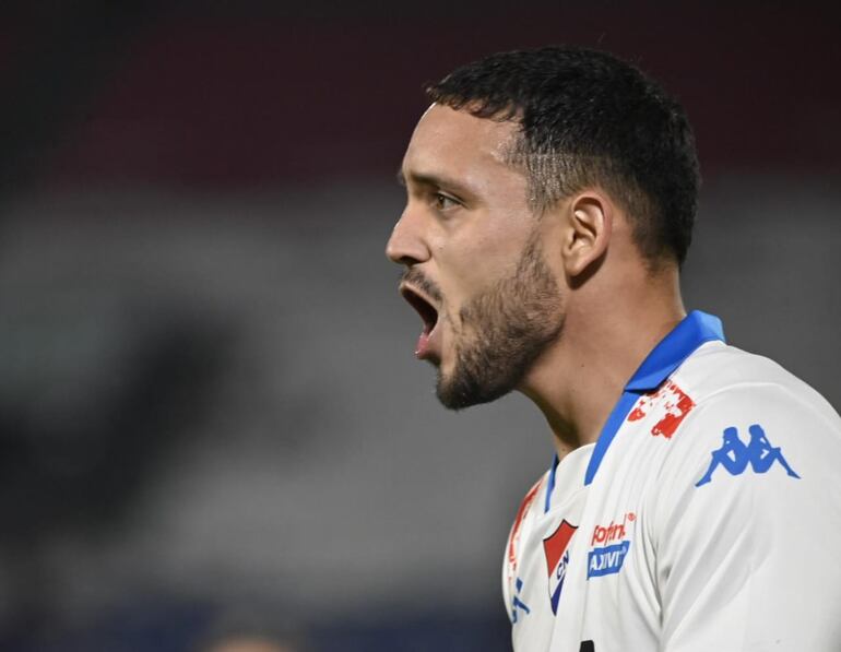 El paraguayo Diego Duarte, futbolista de Nacional, celebra un gol en el partido frente a Atlético Nacional por la Fase 2 de la Copa Libertadores 2024 en el estadio Defensores del Chaco, en Asunción.