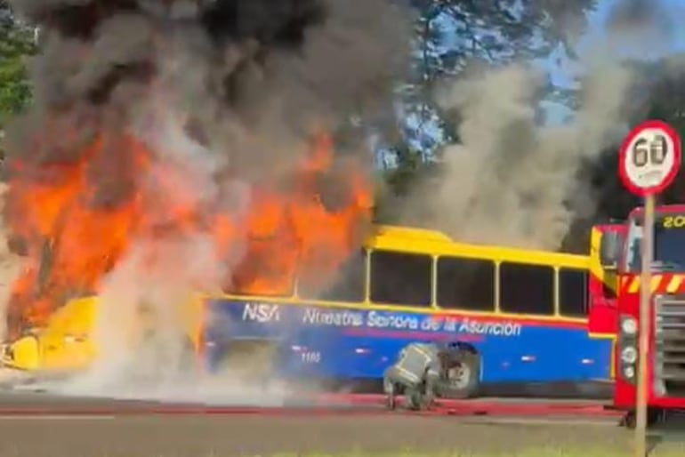 El bus que transportaba a paraguayos que se incendió en Foz de Iguazú.