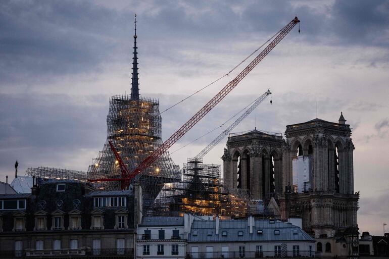 El desmontaje del andamio alrededor de la flecha de la catedral de Notre Dame, devastada por un incendio en 2019, “comenzó hace unos días” y ésta debería ser totalmente visible para los Juegos Olímpicos de París.